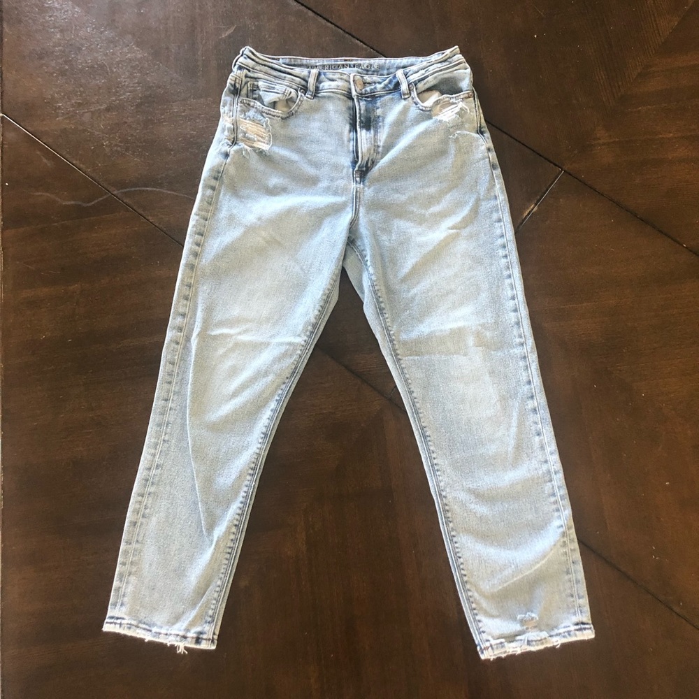American eagle light wash high waisted mom jean size 10 (fits like 8)